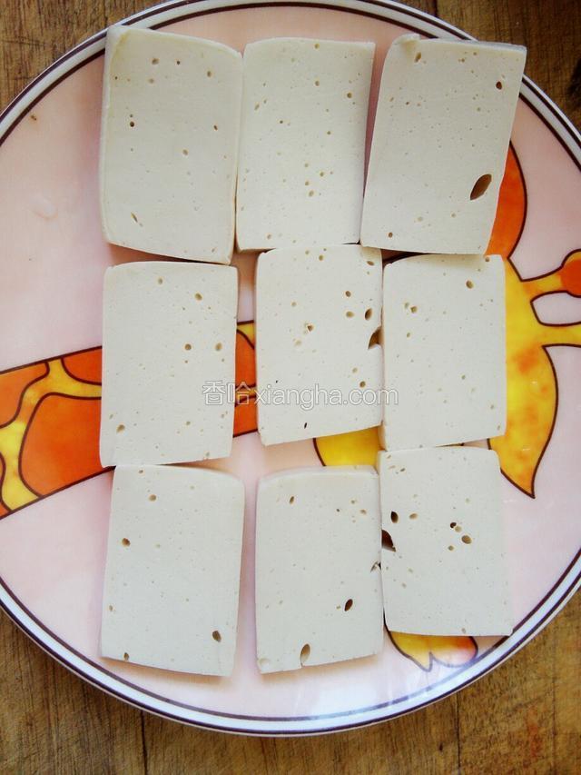 千叶豆腐切成厚5毫米的片