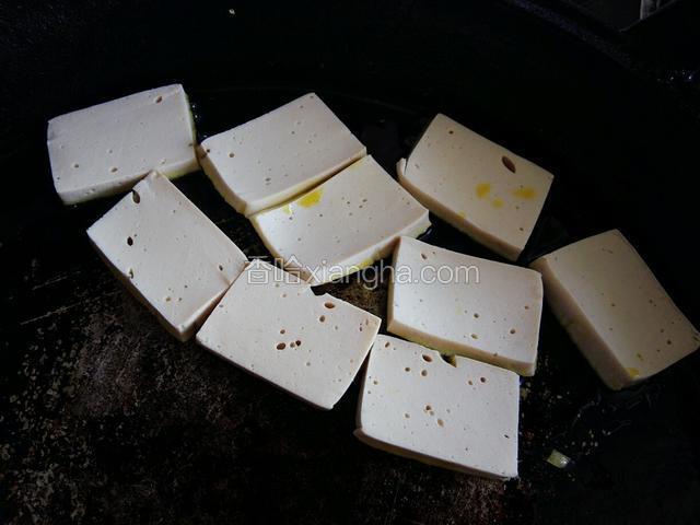 将千叶豆腐放在平底锅中，煎豆腐