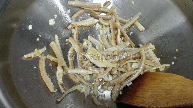加入牛肚爆炒一分钟