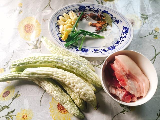 准备食材。姜葱蒜洗净。