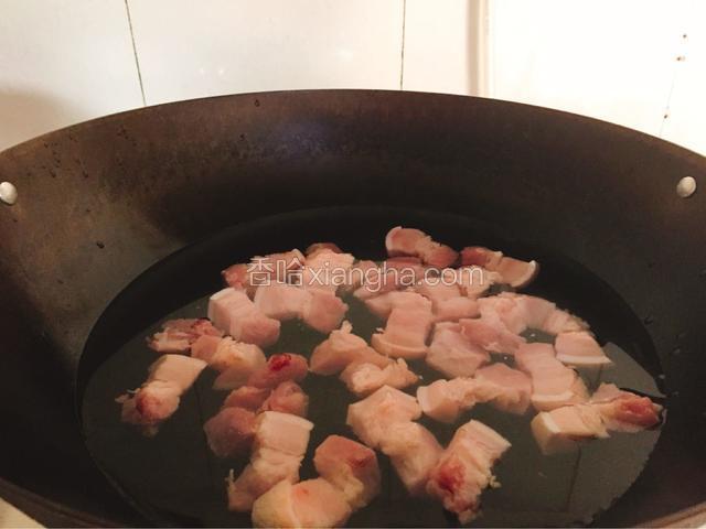 将切好的五花肉焯水。水一定要淹没五花肉。