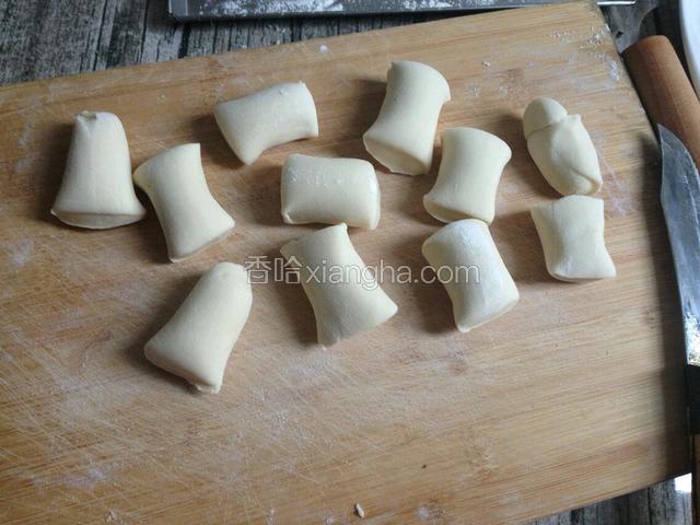 用刀割成小剂子备用