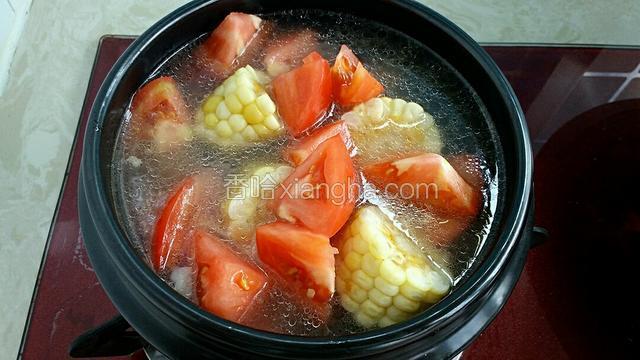 大火煮开后改小火炖煮50分钟，放入玉米和西红柿继续炖煮二十分钟左右。