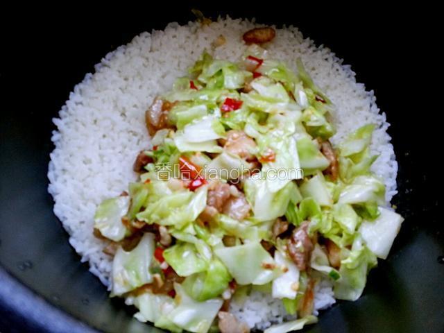 米饭焖好，将肉菜倒入，盖盖再焖五分钟