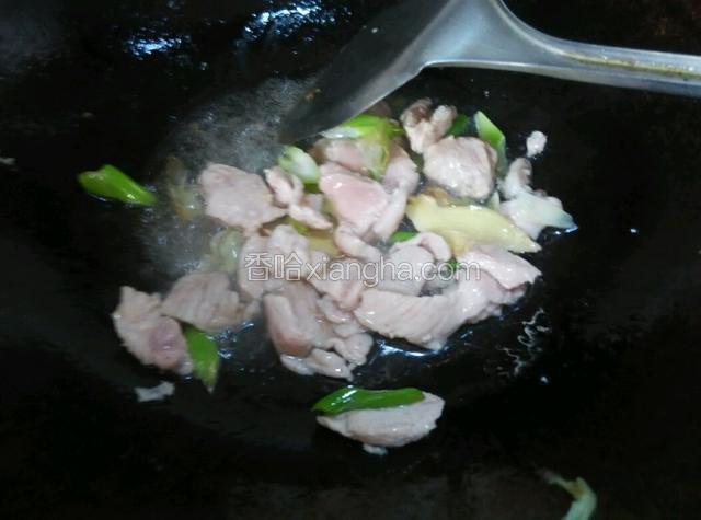 炒锅热油，下肉片炒至变色，放葱姜炒香