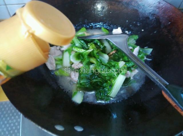 放小白菜继续煸炒，放蚝油和盐