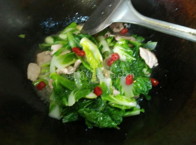 煸炒片刻，撒上辣椒圈