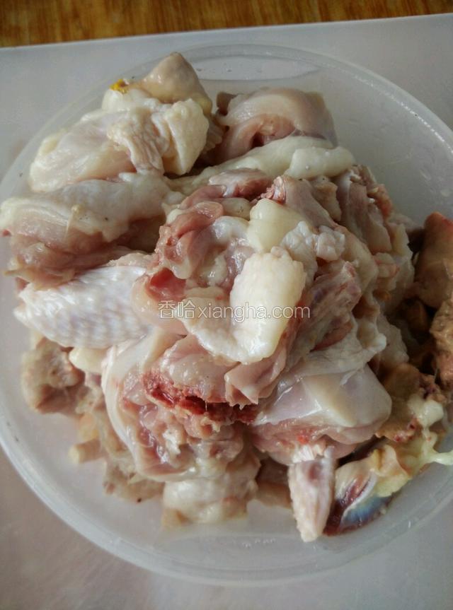 把鸡肉切好，洗干净备用