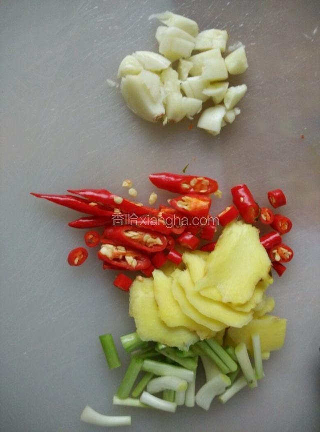 把蒜，姜，小米椒，以及葱头段切好备用