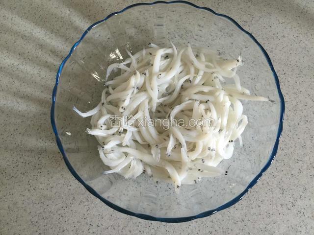 把银鱼沥干水份放入碗中备用；
