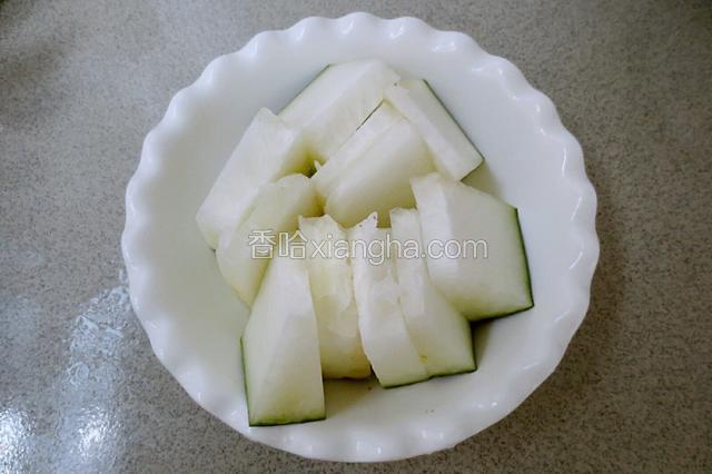 冬瓜切块，洗净。