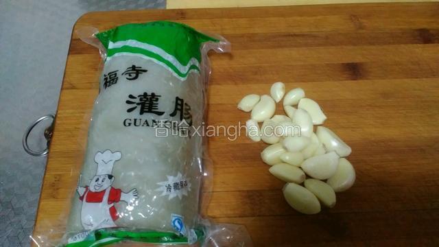 大蒜去皮，灌肠一根