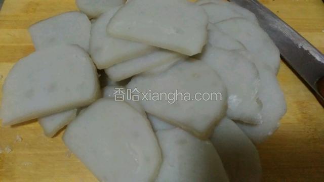 将灌肠切成厚片