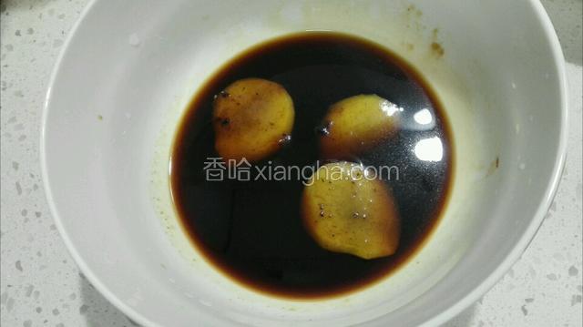 准备净碗，加入料酒、豆瓣酱、生抽、姜片拌匀