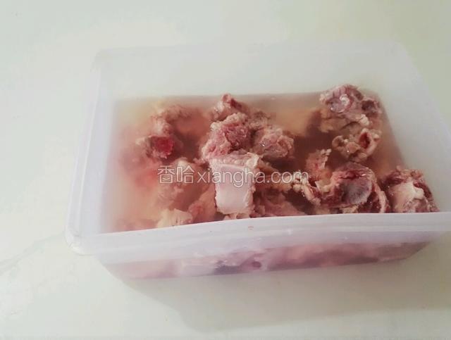 排骨用开水冲烫去掉血水
