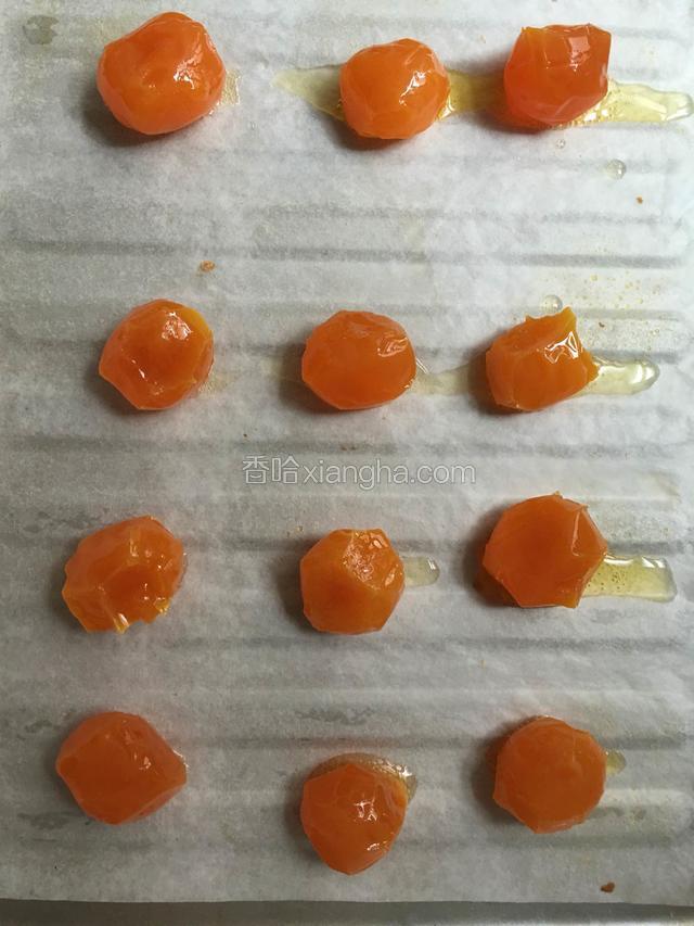 时间到取出蛋黄放至冷却