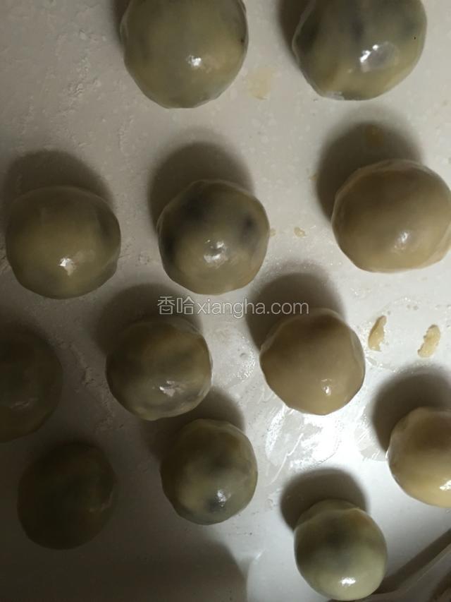 依次包好所以的面皮和馅料
