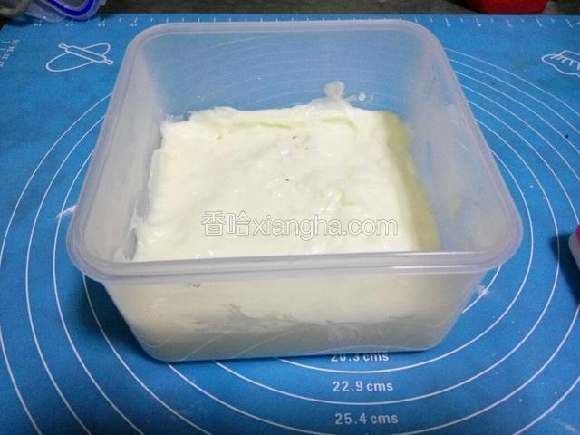 倒入食盒内放凉后放入冰箱冷藏四五个小时以上