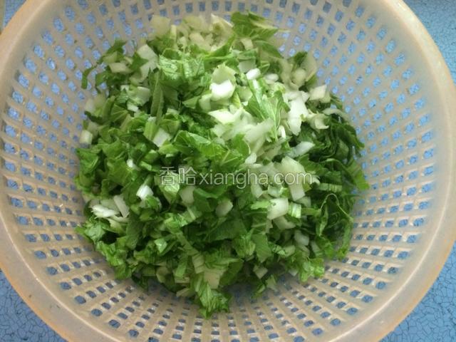 小白菜洗干净，滤干水分，切成碎末，备用。