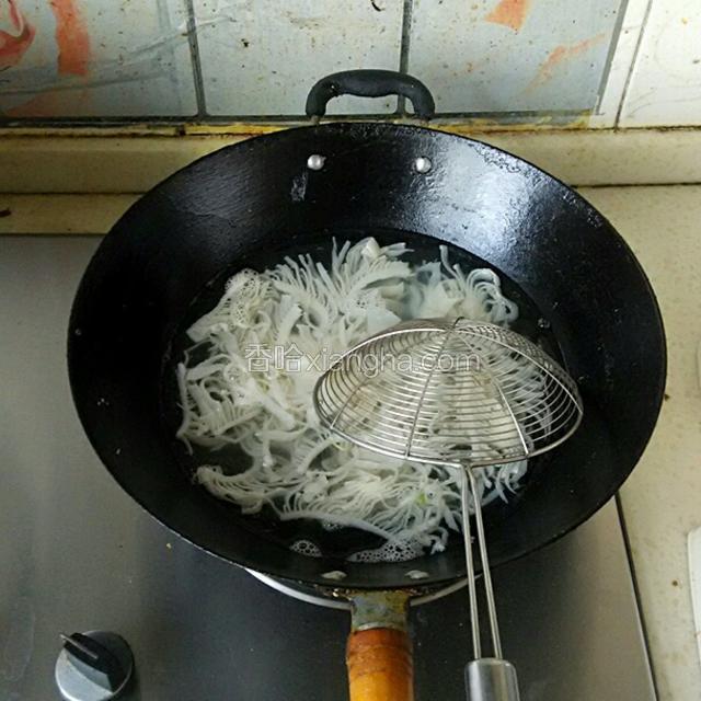 锅中烧热水，水开后放入牛百叶焯一下，再次煮开即可捞出，过凉水控干水分放入大碗中。