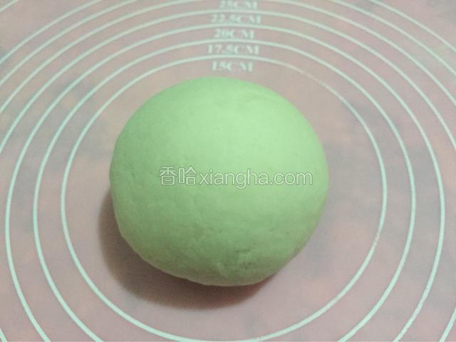 面粉加入盐加入热水和成雪花片状，加入冷水和成面团静置二十分钟