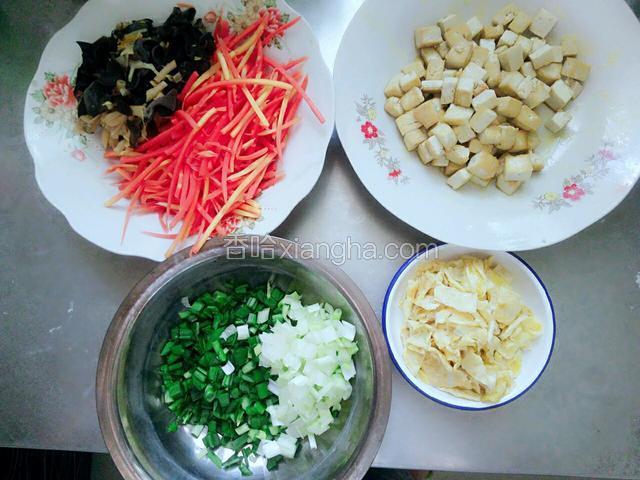 准备食材：
1.豆腐切小块，用油煎好；
2.鸡蛋打散在锅中摊成鸡蛋饼，然后切小块；3.干黄花和木耳提前用水泡好后改刀切小，胡萝卜擦丝
4.葱和韭菜切末