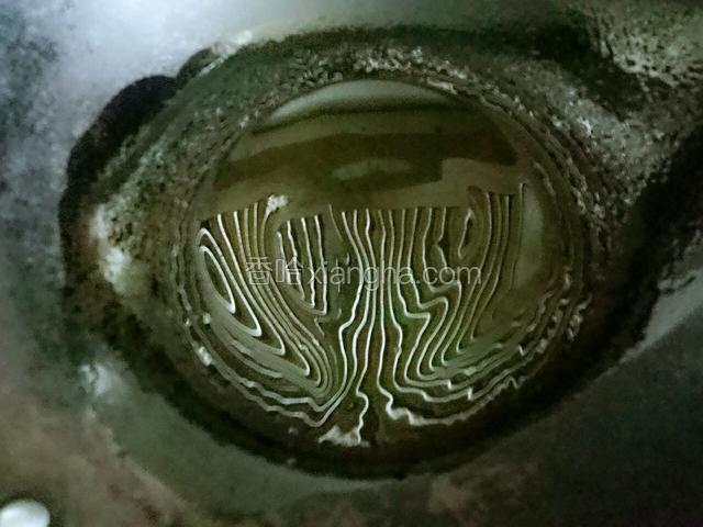 锅中倒油烧热，油稍微多点