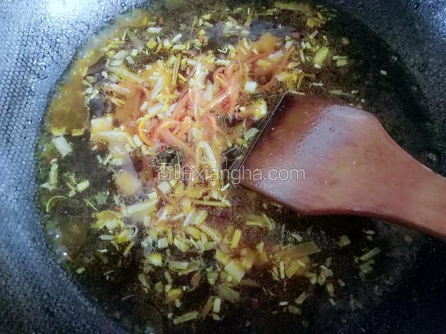 放入刚才炒好的蔬菜，还有提前做好的肉臊子，我的菜谱有，稍炖一会