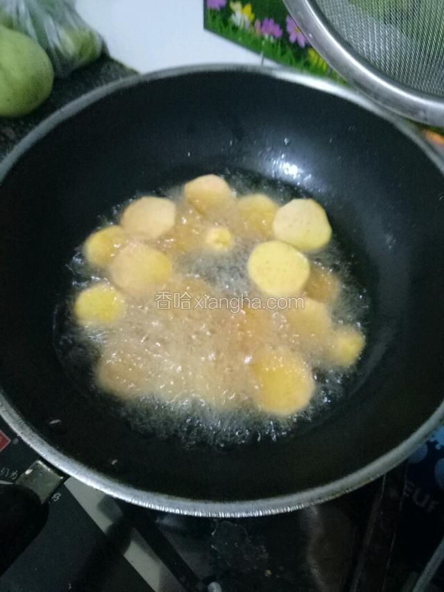 锅中注入玉米油，烧至七成热，下红薯片炸制。