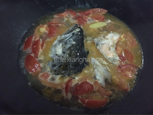 大火煮开后加入煎好的三文鱼头，转中火再煮10左右放入盐调味就好了。