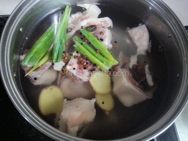 鸭块放入凉水中煮3分钟，加入少量葱，姜和湿花椒粒，冒血水
