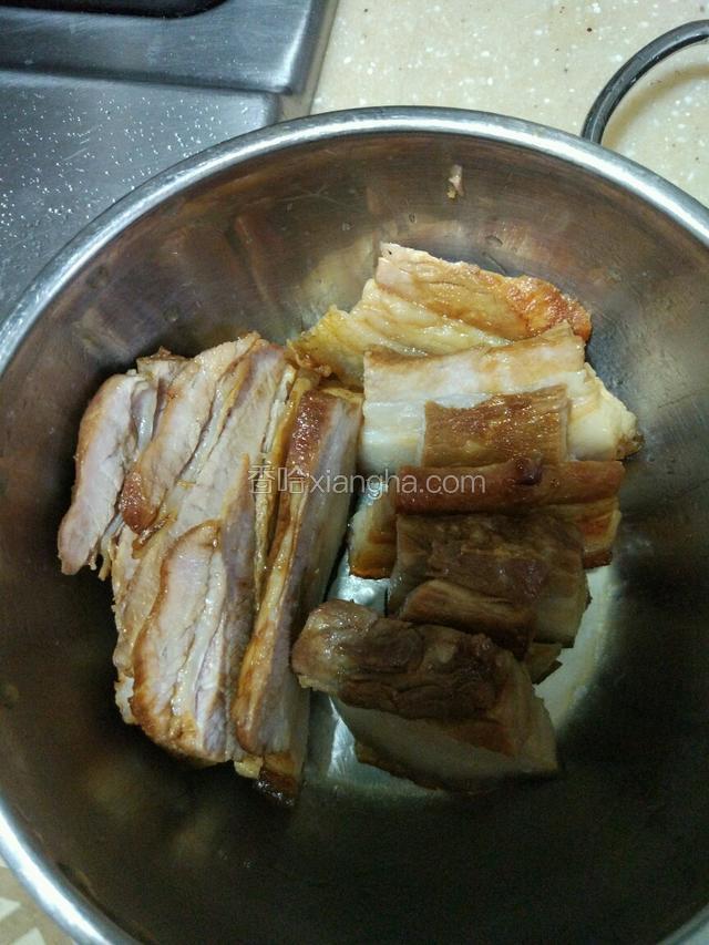把肉切好，放在一个深点的碗里，摆好！