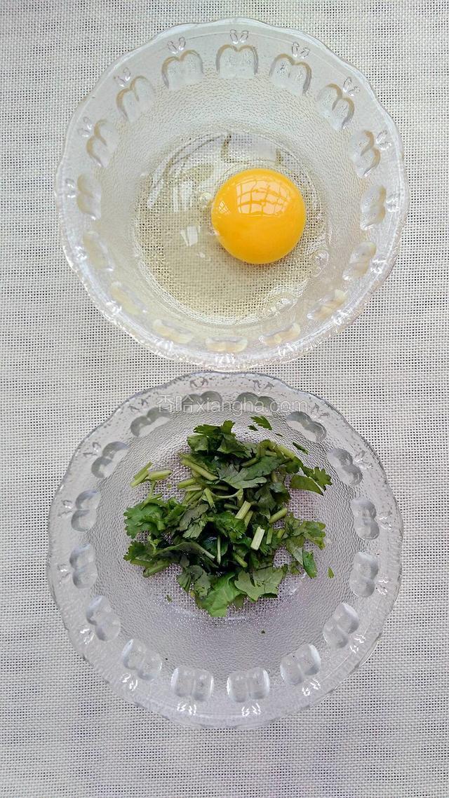 香菜切碎，鸡蛋敲开备用。
