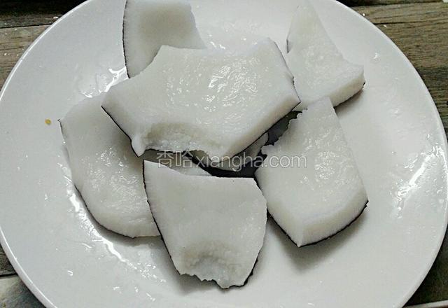 把椰子洗净掰开小块 
