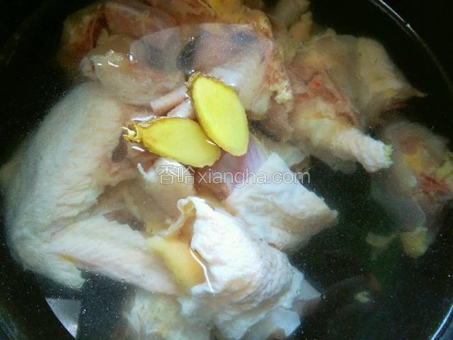 把鸡肉加水放进电饭锅内胆，加黄酒去腥