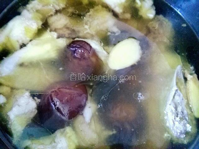 把香菇放进去一起煲，加适量盐调味料这是三个小时结束后的效果