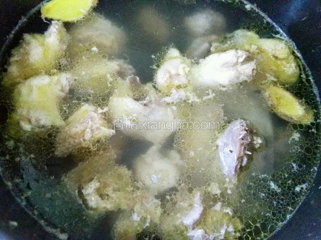 把沫子去除，加黄酒去腥