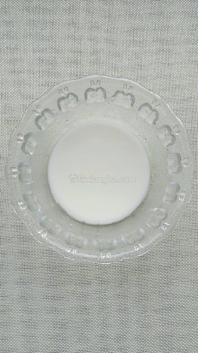 取适量淀粉用冷水调开备用。