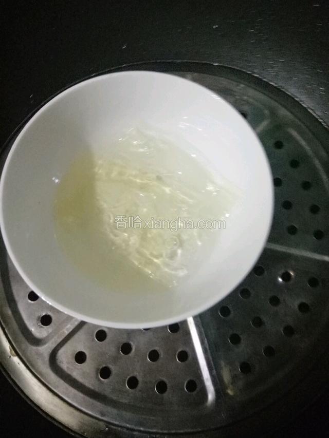 吉利丁片用凉白开泡软上锅隔水蒸至融化。