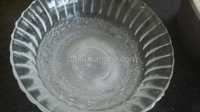 化半碗盐水，不要太咸，用嘴尝尝，有咸味就行。