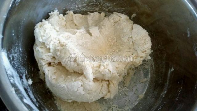 最后用手使劲揉搓成整个面团。