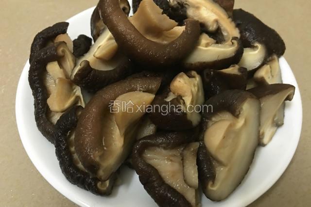 泡发好的香菇对半切开，洗过后泡第二遍的水留下汤汁用。