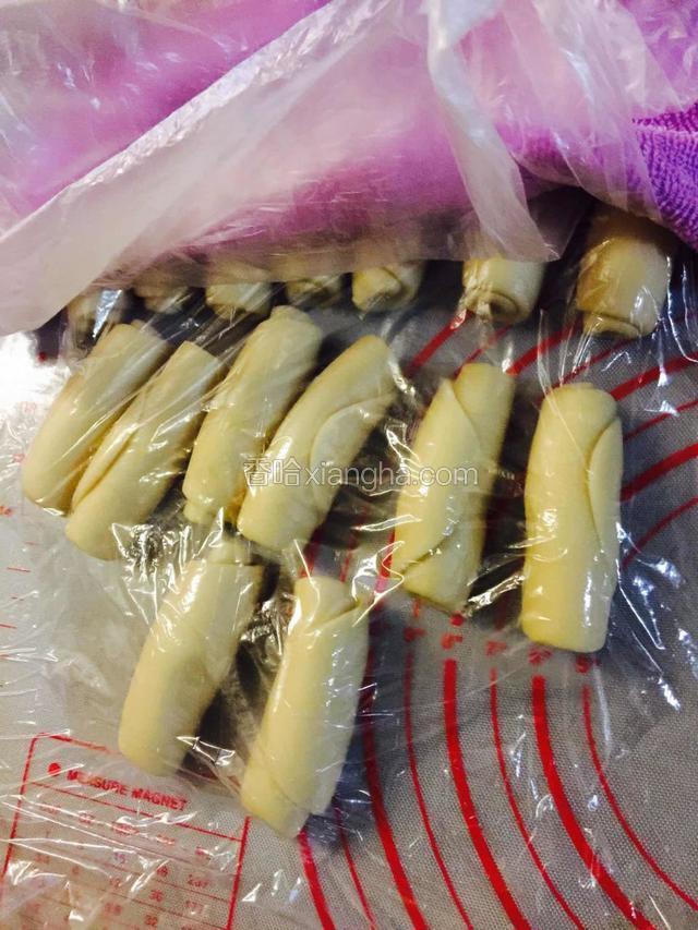 1、将水油皮分成22-24克/个，搓圆（看你最终整个面团多重，分成10份就可以了）
2、油酥皮15克，搓圆（道理同上）
3、将水油皮搓圆压扁，包入油酥皮，收口朝下，覆盖保鲜膜静置20分钟后，擀成长椭圆形，由上至下卷起，覆盖保鲜膜静置20分钟