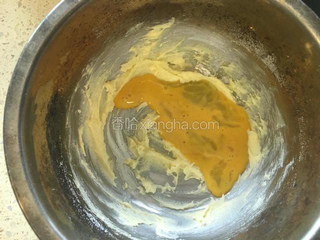 制作椰蓉馅。
软化黄油加细砂糖打发，加入鸡蛋液继续搅打至完全融合。