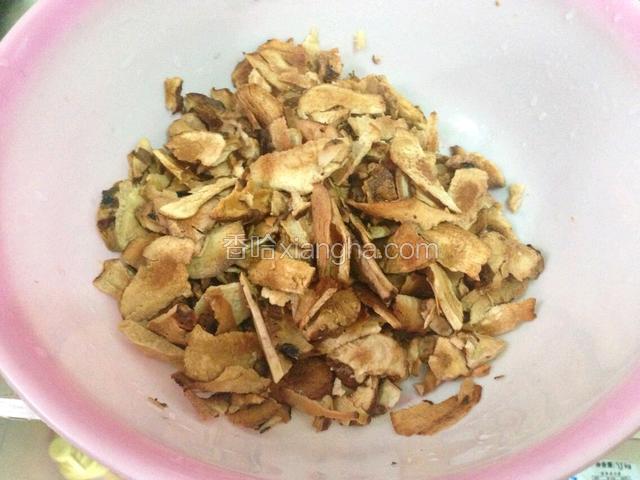 土茯苓洗净待用