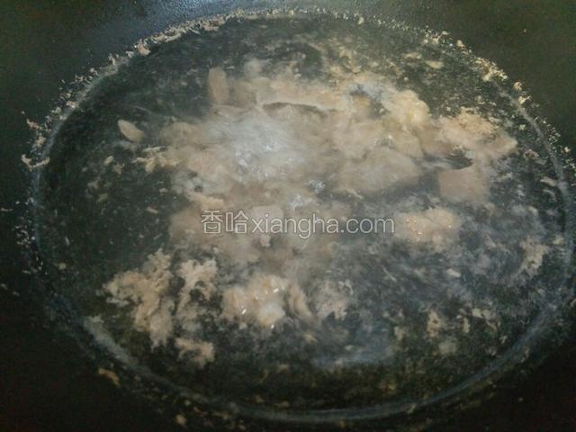 牛肉凉水下入炒锅，锅中放入料酒，将牛肉炤一下。炤牛肉的同时汤锅中添半锅水烧开。