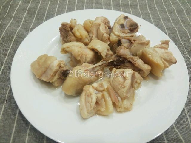 炤过的鸡肉捞出来备用。