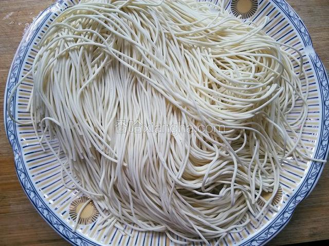 水面100克，小白菜洗净备用