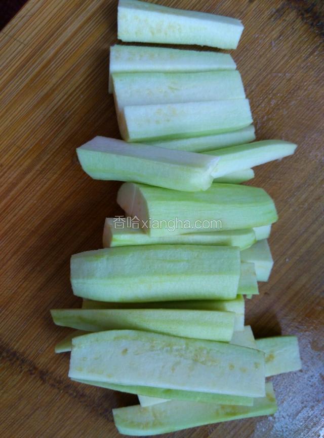 茄子去皮，切成长条。