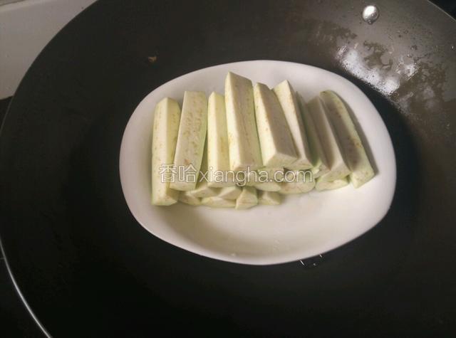 摆在盘中，下开水锅蒸约15分钟。
